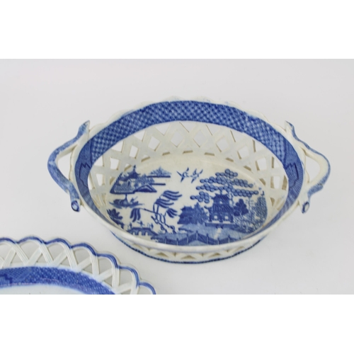 137 - Victorian blue and white pierced ware basket and tray, traditional pagoda scenes, unmarked, 23cm wid... 