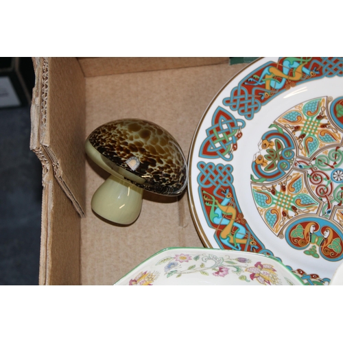 281 - Pottery to include an Aynsley 8'' octagonal Haddon Hall bowl, a Wedgwood mushroom glass paperweight,... 