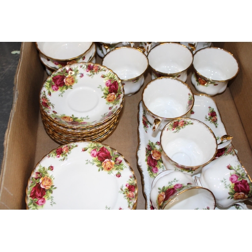 286 - A collection of Royal Albert 'Old Country Roses' pattern tea ware to include tea pot, ten trios, two... 