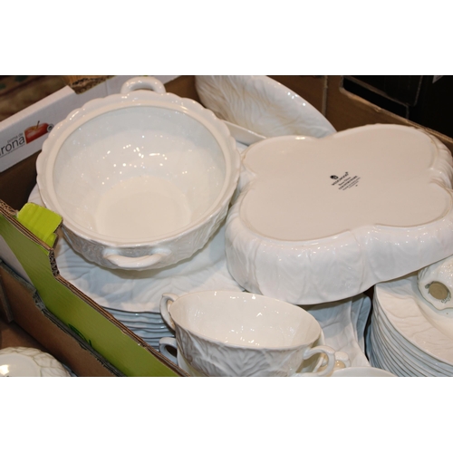 304 - A good collection of Coalport / Wedgwood Countryware tea and dinner ware to include a a soup tureen ... 