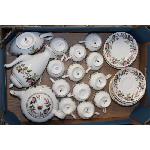 310 - A large collection of Wedgwood tea and dinner ware in the 'Hathaway Rose' pattern to include dinner ... 