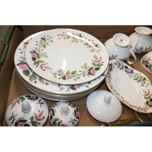 310 - A large collection of Wedgwood tea and dinner ware in the 'Hathaway Rose' pattern to include dinner ... 