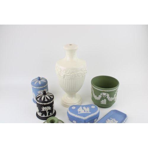 314 - Wedgwood Jasperware to include a green small jardiniere, a blue lidded jar, a white Queensware lamp ... 