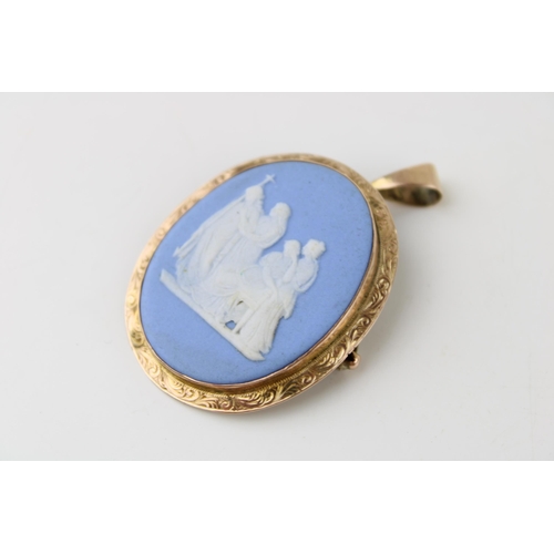 322 - A 9ct yellow gold Wedgwood Jasperware brooch with pendant loop. Gross weight 8.6g.