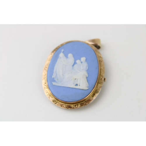 322 - A 9ct yellow gold Wedgwood Jasperware brooch with pendant loop. Gross weight 8.6g.