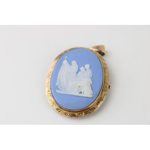 322 - A 9ct yellow gold Wedgwood Jasperware brooch with pendant loop. Gross weight 8.6g.