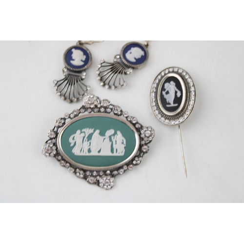 334 - A collection of Wedgwood Jasperware jewellery on silver to include a Teal Green brooch set with Diam... 