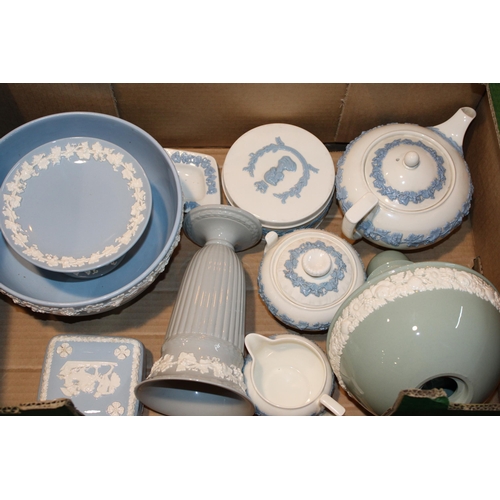 346 - A collection of Wedgwood Queensware items to include lamp base, bowl, lidded pots and similar items ... 