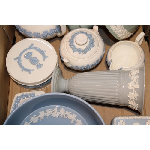 346 - A collection of Wedgwood Queensware items to include lamp base, bowl, lidded pots and similar items ... 