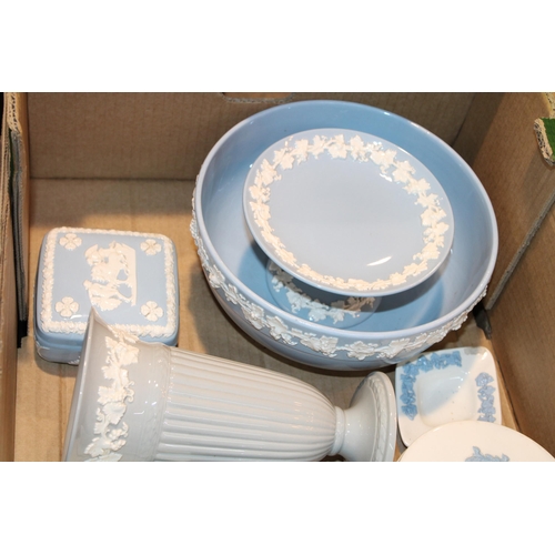 346 - A collection of Wedgwood Queensware items to include lamp base, bowl, lidded pots and similar items ... 