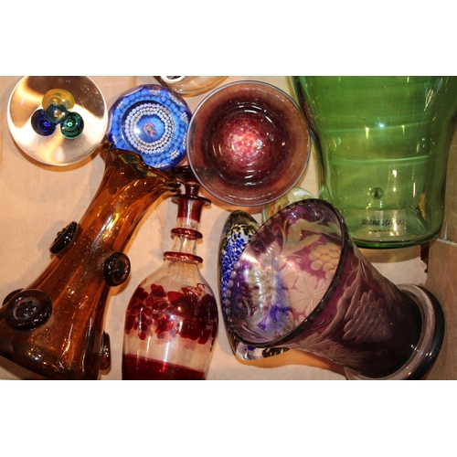 375 - A collection of studio glass to include a Maria Vinka large vase, an irridescent small glass bowl, a... 