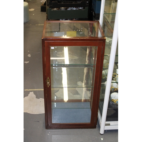 392 - Mid 20th century tall portable display cabinet, three shelves plus base, lockable door, 83cm tall, 4... 