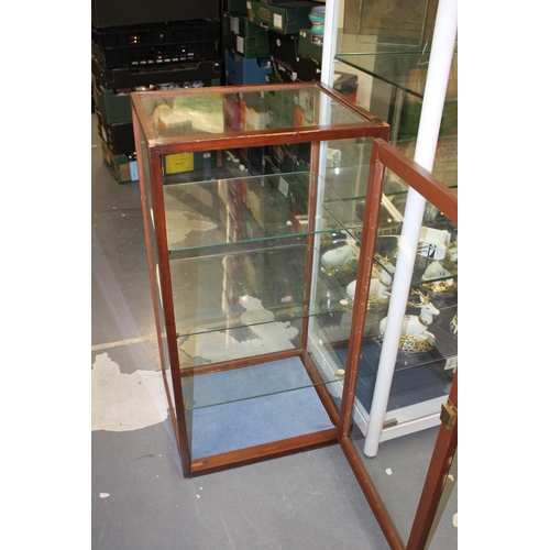 392 - Mid 20th century tall portable display cabinet, three shelves plus base, lockable door, 83cm tall, 4... 