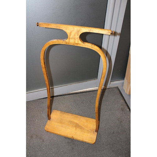 396 - An early 20th century 'Everneat' clothes horse / clothes rack in original finish raised on four ball... 