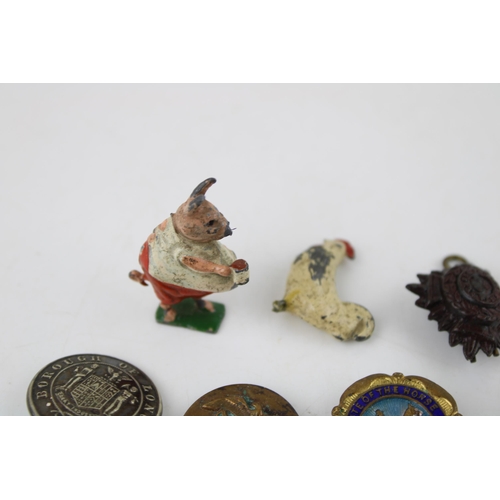 435 - A Souvenir of the great war one pound 1914 aid badge and Britains cocoa cubs figure longton button e... 