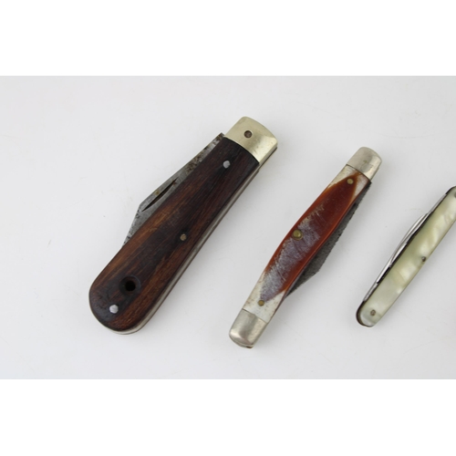 447 - A collection of folding pocket knives to include a wood handle pruner, an 'old timer' USA penknife, ... 