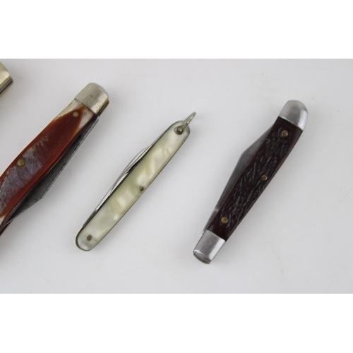 447 - A collection of folding pocket knives to include a wood handle pruner, an 'old timer' USA penknife, ... 