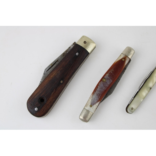 447 - A collection of folding pocket knives to include a wood handle pruner, an 'old timer' USA penknife, ... 