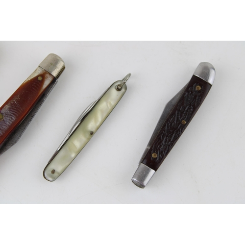 447 - A collection of folding pocket knives to include a wood handle pruner, an 'old timer' USA penknife, ... 