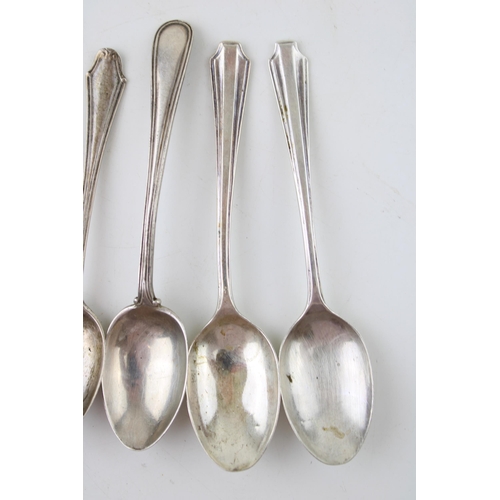 513 - A collection of silver spoons hallmarked London. Weight 97g.