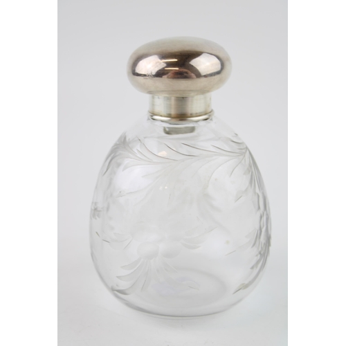 547 - Silver and glass perfume bottle, London 1918, with stopper, 11cm tall.