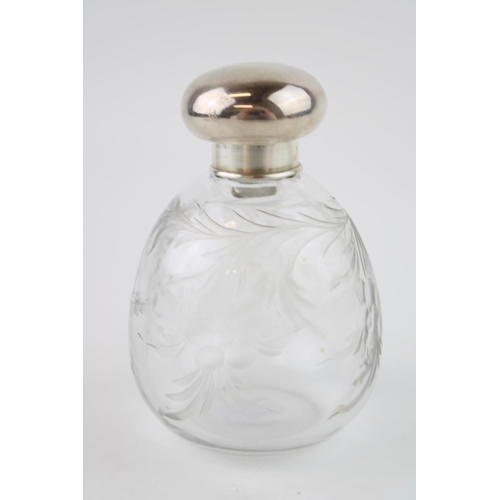 547 - Silver and glass perfume bottle, London 1918, with stopper, 11cm tall.