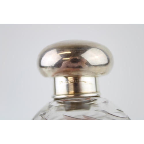 547 - Silver and glass perfume bottle, London 1918, with stopper, 11cm tall.