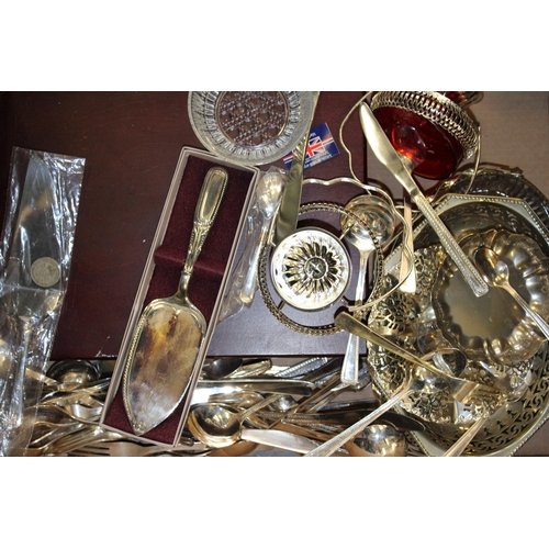 565 - A mixed collection of silver plated items to include cutlery, trays and bon bon dishes. (Qty)