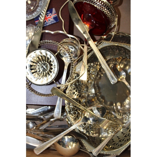 565 - A mixed collection of silver plated items to include cutlery, trays and bon bon dishes. (Qty)