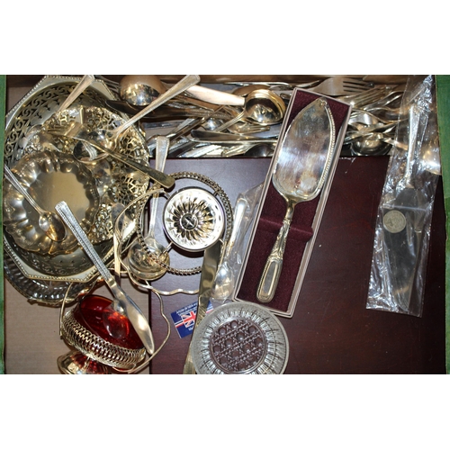 565 - A mixed collection of silver plated items to include cutlery, trays and bon bon dishes. (Qty)