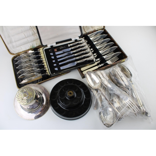 582 - Silver plated items to cutlery, silver handled knives, boxed sets, a hat pin stand and a CaversWall ... 