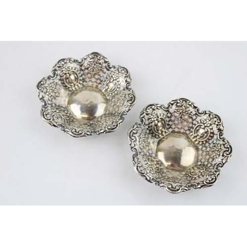 585 - A pair of silver bon bon dishes, hallmarked Chester 1897. Weight 41g.