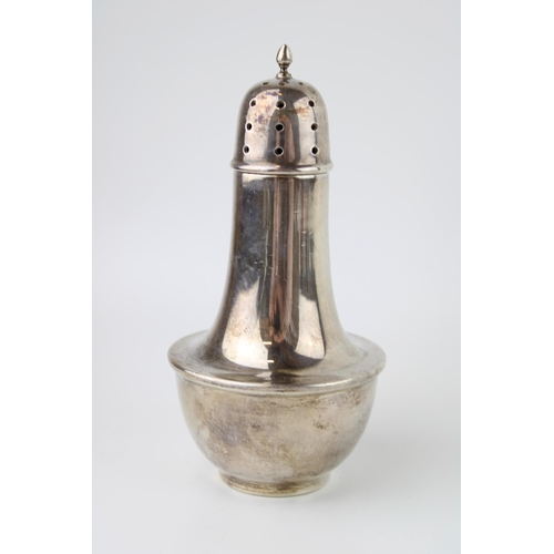 587 - A silver sugar shaker hallmarked Birmingham 1934. Weight 140g.