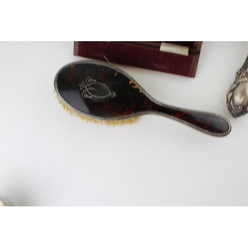 593 - A collection of silver brushes to include two matching examples in box, a silver pique tortoiseshell... 