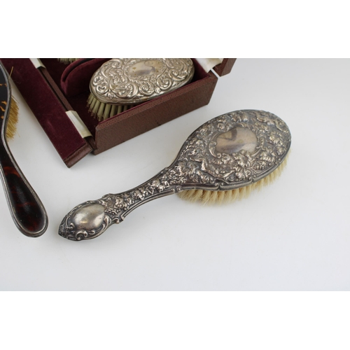 593 - A collection of silver brushes to include two matching examples in box, a silver pique tortoiseshell... 