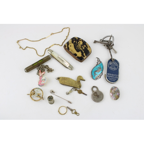 615 - Jewellery to include a metal albert chain, a mother of pearl fruit knife, keys and others (Qty).