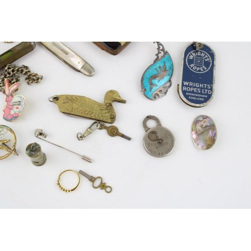 615 - Jewellery to include a metal albert chain, a mother of pearl fruit knife, keys and others (Qty).