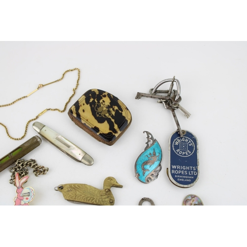 615 - Jewellery to include a metal albert chain, a mother of pearl fruit knife, keys and others (Qty).