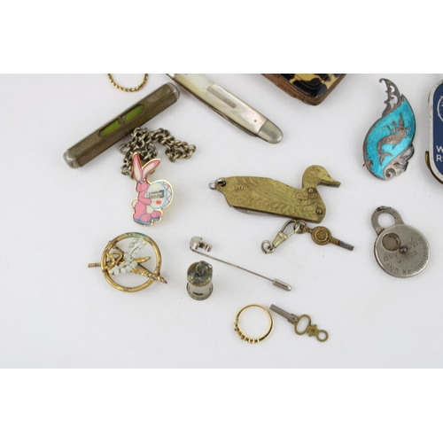 615 - Jewellery to include a metal albert chain, a mother of pearl fruit knife, keys and others (Qty).