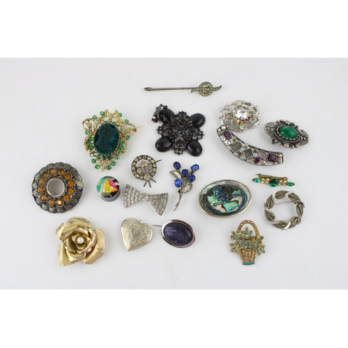 617 - Costume jewellery to include brooches of varying styles and forms.