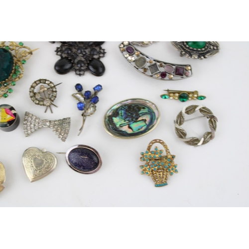 617 - Costume jewellery to include brooches of varying styles and forms.