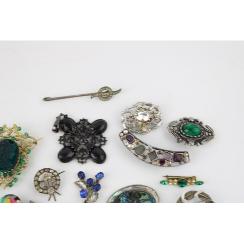 617 - Costume jewellery to include brooches of varying styles and forms.