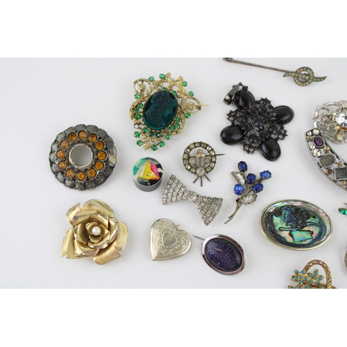 617 - Costume jewellery to include brooches of varying styles and forms.