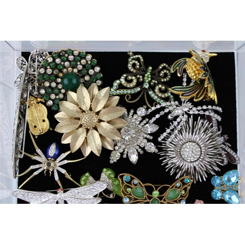 618 - Costume jewellery to include brooches such as an Art Deco example, a spider, an owl and others (Qty)... 