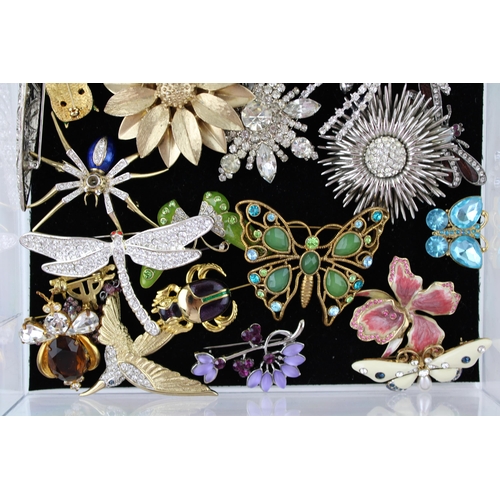 618 - Costume jewellery to include brooches such as an Art Deco example, a spider, an owl and others (Qty)... 