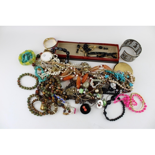 622 - Costume jewellery to include odd silver rings, necklaces, bangles, a compact and others.