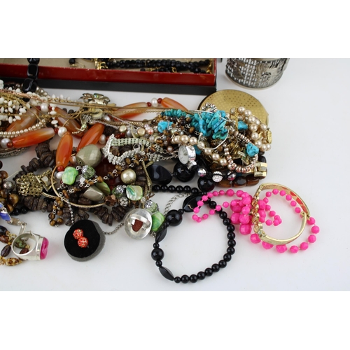 622 - Costume jewellery to include odd silver rings, necklaces, bangles, a compact and others.