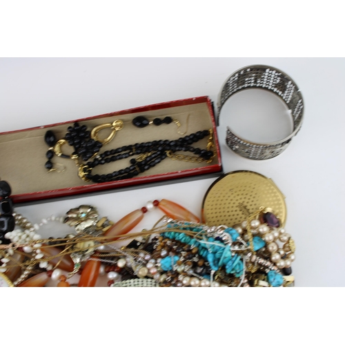 622 - Costume jewellery to include odd silver rings, necklaces, bangles, a compact and others.