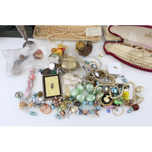 623 - A good and interesting collection of costume jewellery to include a pipe, a goblet, brooches, earrin... 