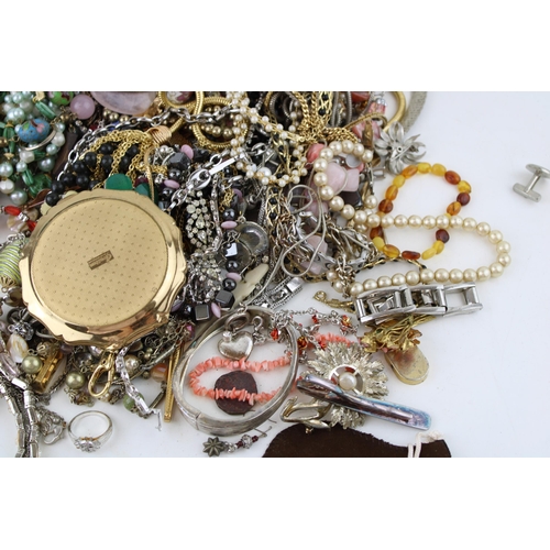 625 - Jewellery to include costume such as necklaces, pendants, a compact, rings, brooches and others (Qty... 